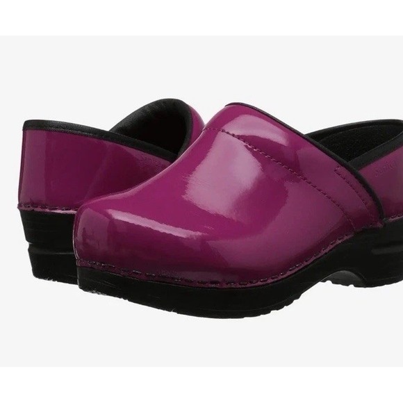 Sanita Clogs Slip On EU Size 36 US 5 Fuchsia Patent Leather Round Toe Ret$130 - Picture 1 of 6